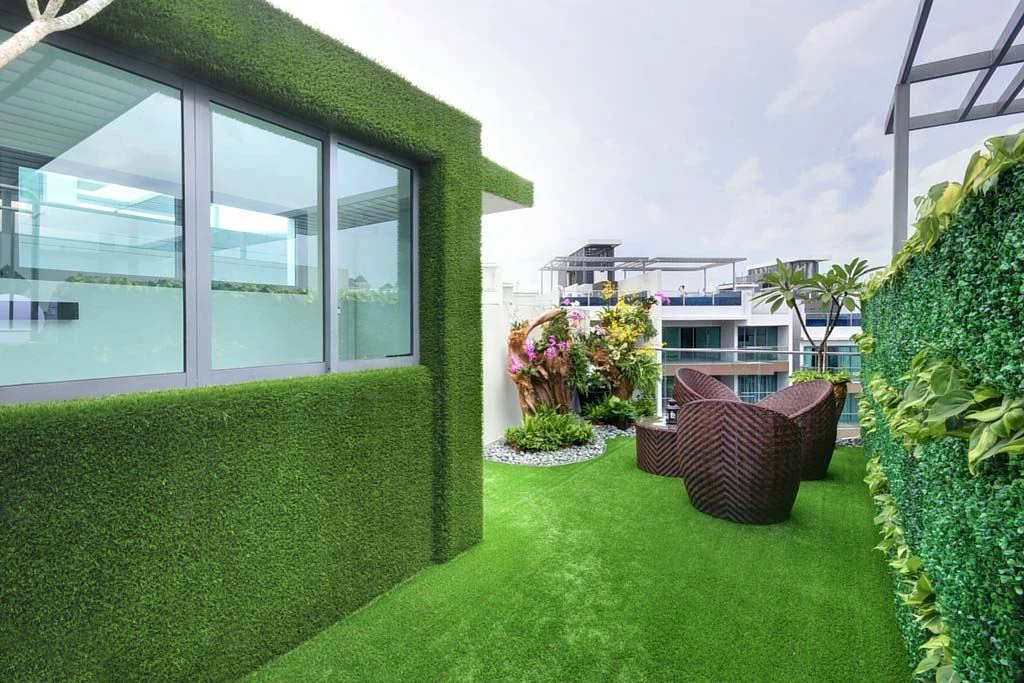 Rooftop-House-Clad-with-Artificial-Grass